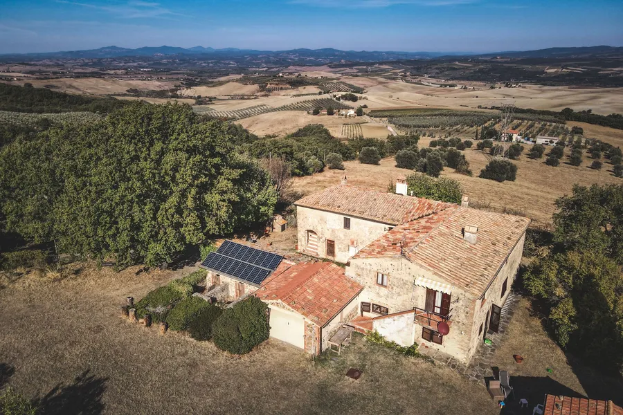 Vivienda con placas solares en un entorno rural