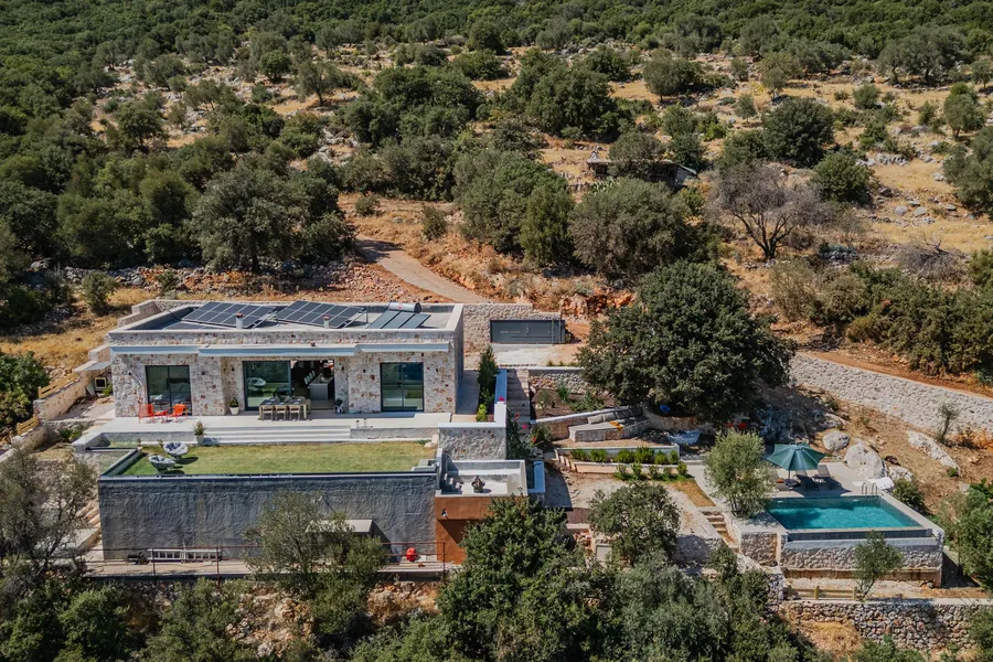 Vivienda con instalación fotovoltaica en cubierta plana