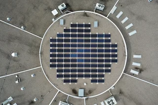 Placas solares instaladas sobre una cubierta plana