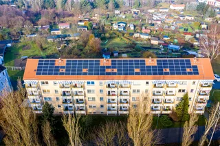 Edificio de viviendas con placas solares en la cubierta