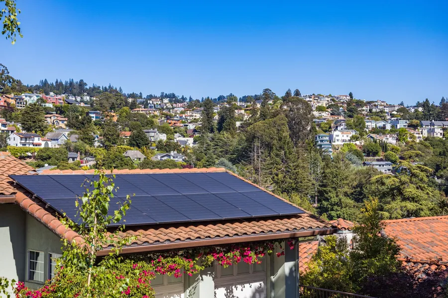 Instalación de placas solares sobre una cubierta residencial